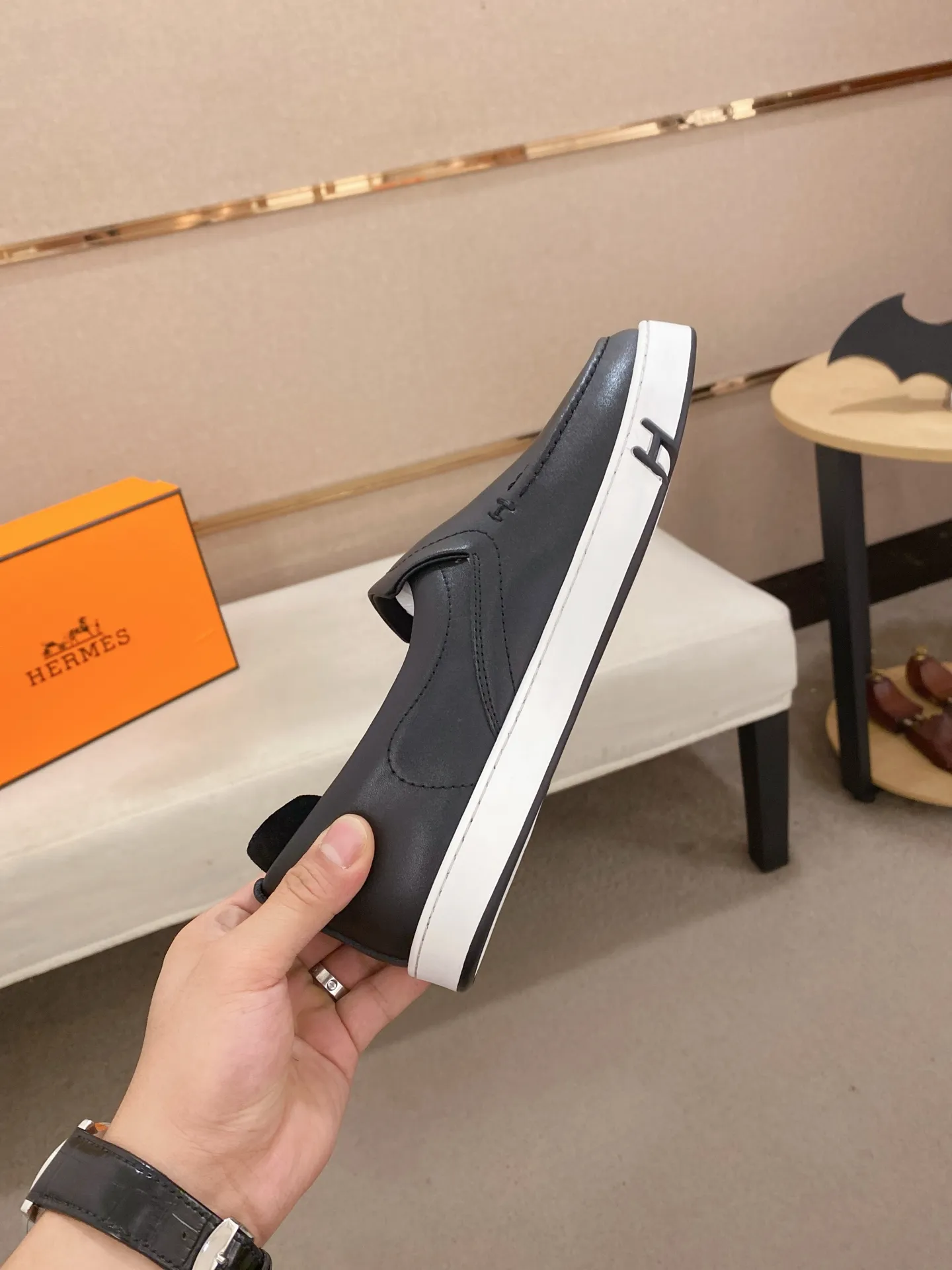 Men's clothing and shoes💰: 442💰《HERMES》【Classic original single version】Hermès; top 🔝purchase agent🔍🔍men's latest 🇺🇸 counter sales simultaneously, imported from Italy original ▲▲cowhide ▲▲ (high-end, nobility, class) ) Exquisite workmanship (Italian 🇮🇹 imported water-dyed 🐂 cowhide lining) sole: original sole provided by the original factory, ⚠️exclusive double-layer activity·TPR·rubber·combined molded outsole; super comfortable·wear-resistant·non-slip·environmental protection The real thing is more beautiful if you take the real thing (high quality, follow the order). You can enter and exit the counter at will * Number of yards: 38-44 (45 can be customized and cannot be returned or exchanged)